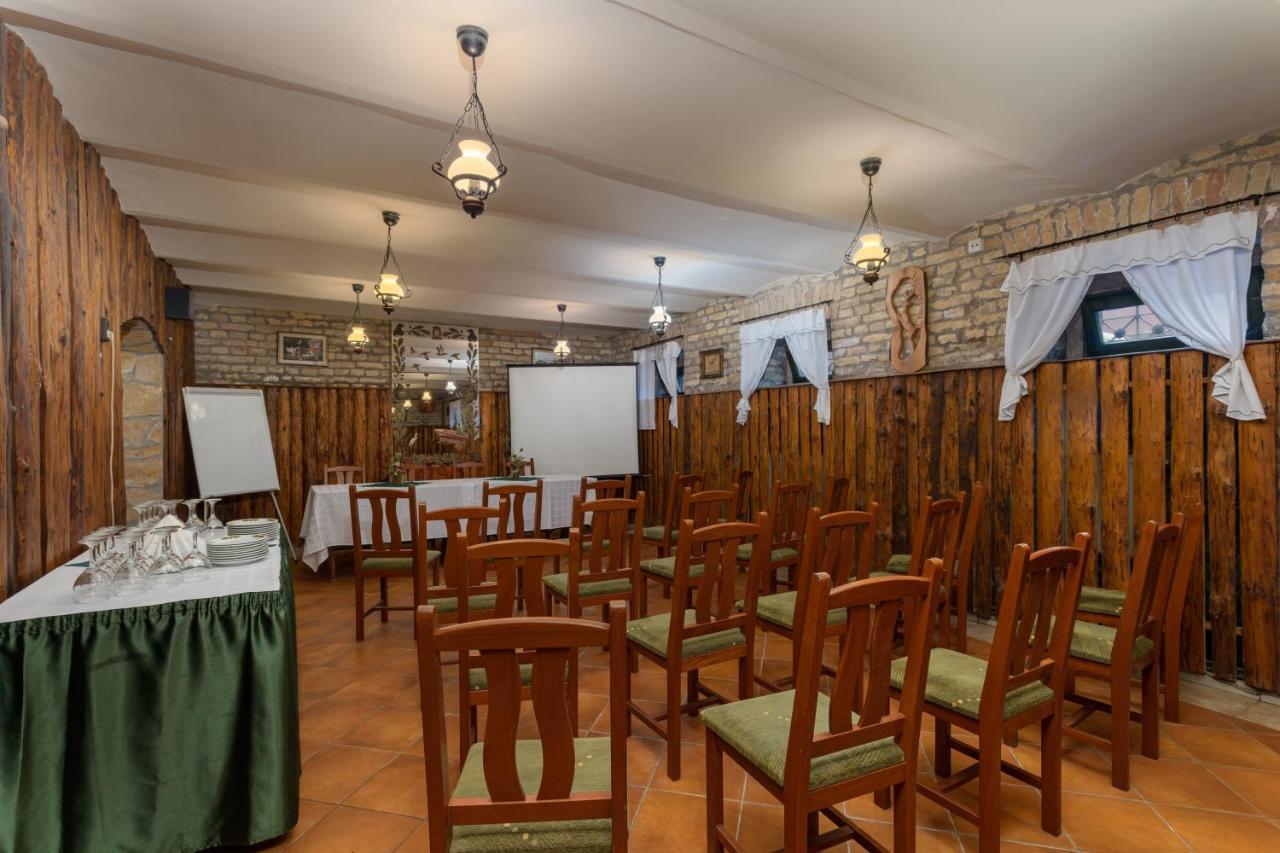 Illes Hotel Сегед Екстер'єр фото